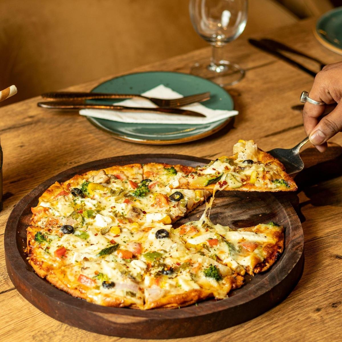 persona-cortando-pizza-tenedor